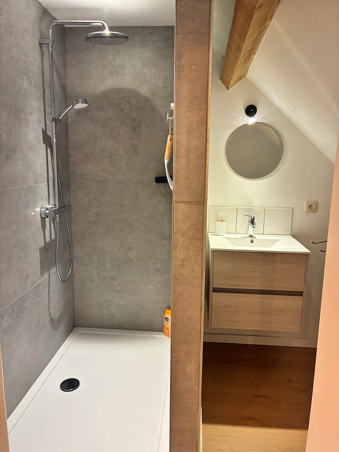 Douche et lavabo