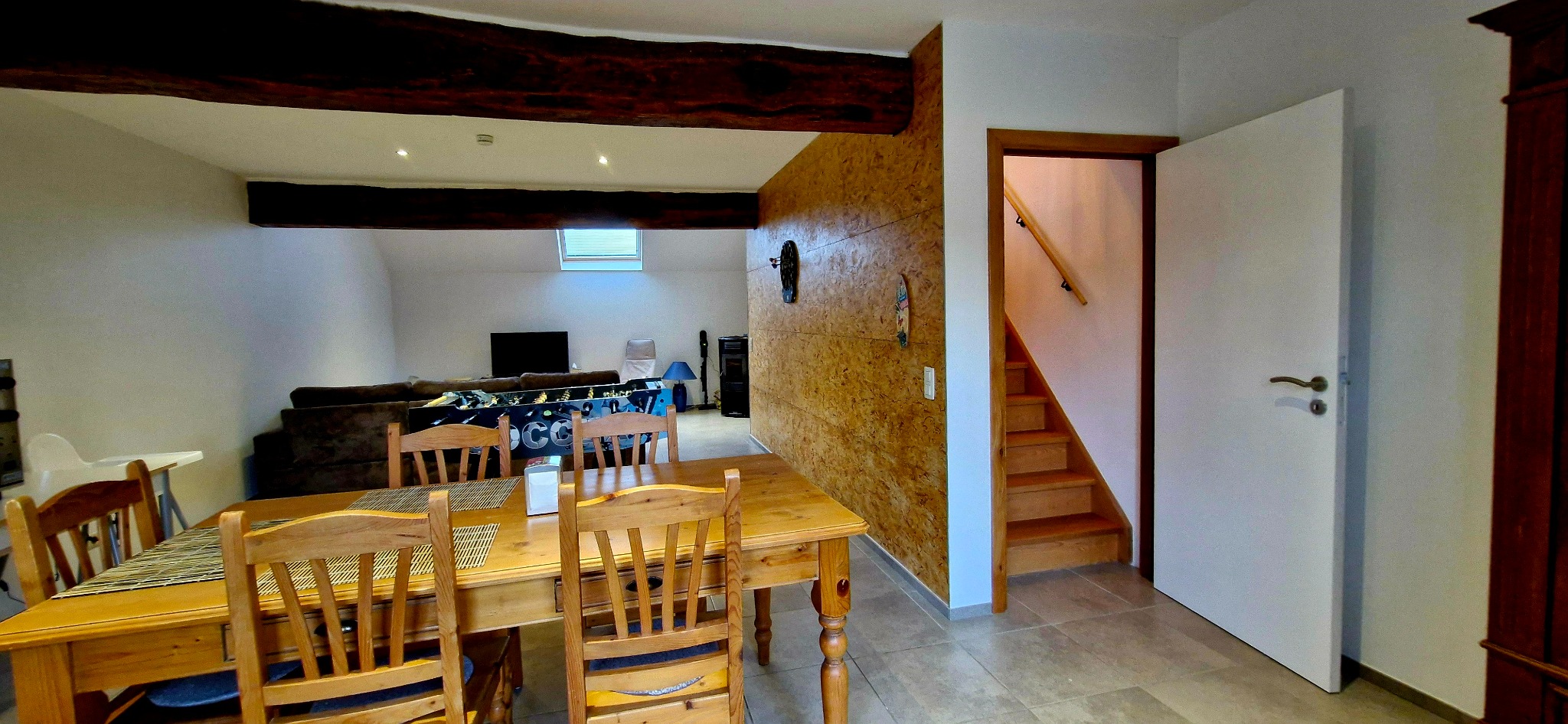 Salle à manger et accès à la chambre